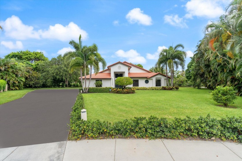 Stunning Lake front 4 bedroom 2.5 bath home on over a half acre - Beach Home for sale in Boca Raton, Florida on Beachhouse.com