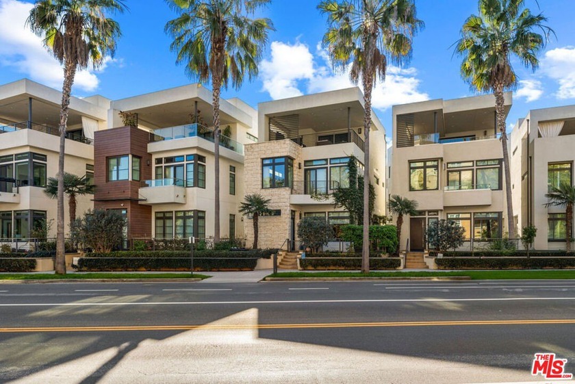 Welcome Home to your Plava Vista dream opportunity! Designated - Beach Condo for sale in Playa Vista, California on Beachhouse.com