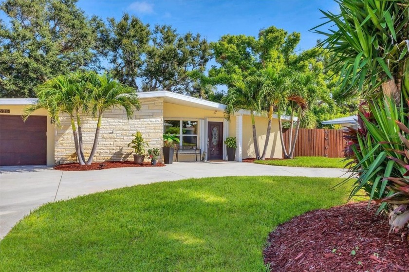 Vintage Venice charmer with pool on oversized lot! In the - Beach Home for sale in Venice, Florida on Beachhouse.com