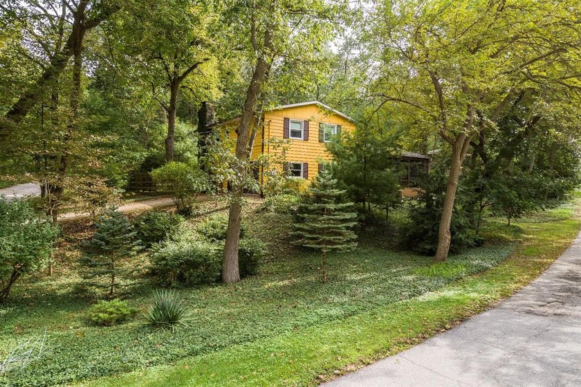Move right in and relax! This warm updated 2,856 sq ft 4- - Beach Home for sale in Ogden Dunes, Indiana on Beachhouse.com