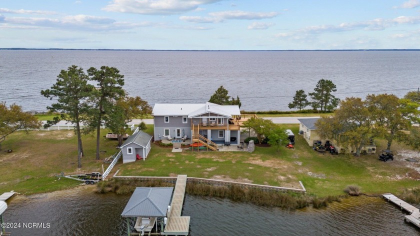 Nestled between the Neuse River and Dawson Creek, this charming - Beach Home for sale in Arapahoe, North Carolina on Beachhouse.com