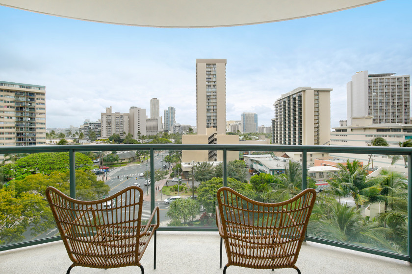 LUXURY 2-Bed Condo, Kitchen, Wi-Fi, Parking, WD, AC, LEGAL - Beach Vacation Rentals in Honolulu, Hawaii on Beachhouse.com