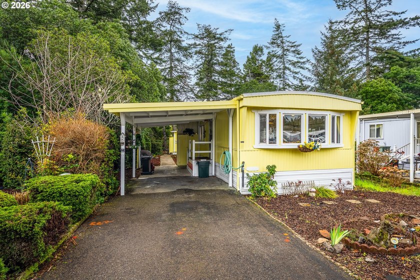 Clean, Cozy, Well Maintained home with upgraded features is - Beach Home for sale in Florence, Oregon on Beachhouse.com