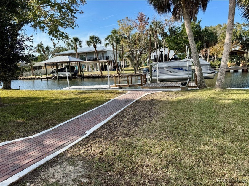 LOCATION LOCATION LOCATION! This awesome home sits on a terrific - Beach Home for sale in Crystal River, Florida on Beachhouse.com