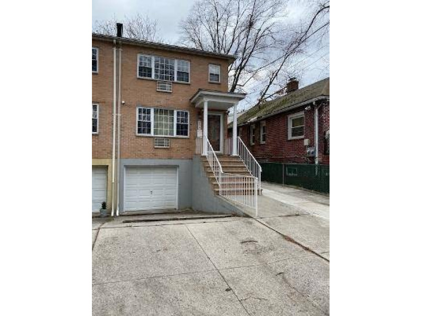 Clason Point/Shorehaven Area - Young one family brick duplex - Beach Home for sale in Bronx, New York on Beachhouse.com