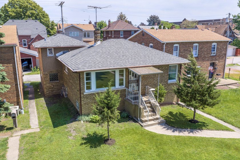 Welcome to a charming 3-bedroom, 1.5-bathroom brick home - Beach Home for sale in Whiting, Indiana on Beachhouse.com