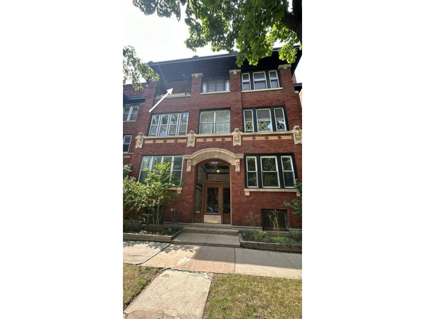 Prime location in east Hyde Park. Spacious 3BD/2BA pet friendly - Beach Home for sale in Chicago, Illinois on Beachhouse.com