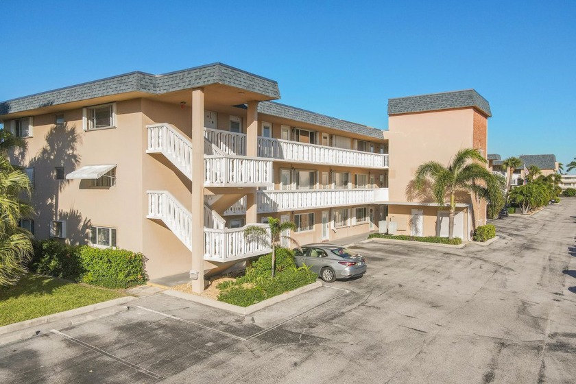 Delightful corner 2/2 condo, light & bright with balcony - Beach Condo for sale in North Palm Beach, Florida on Beachhouse.com