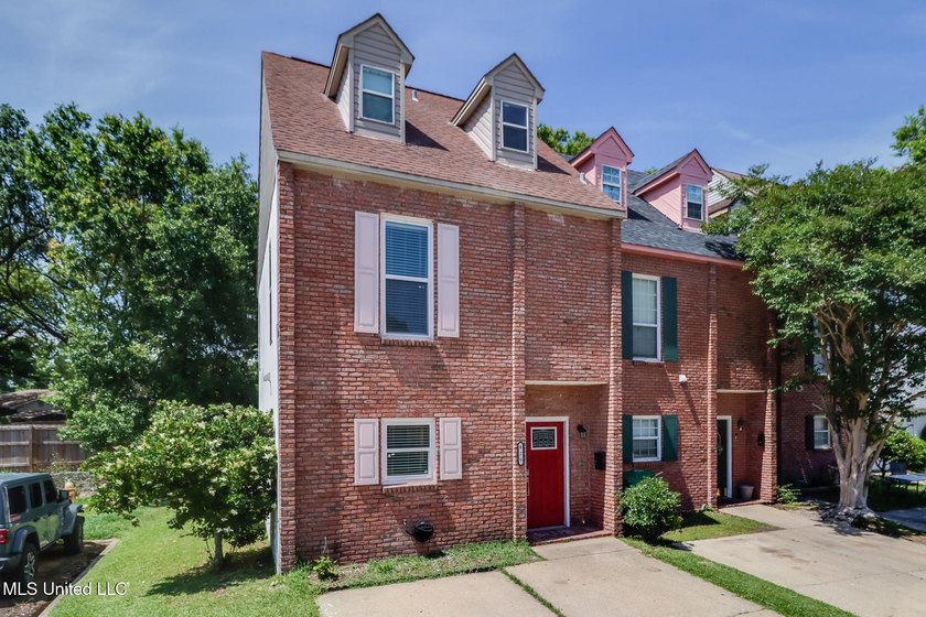 This spacious 3-bedroom, 3.5-bath townhome offers comfortable - Beach Townhome/Townhouse for sale in Gulfport, Mississippi on Beachhouse.com