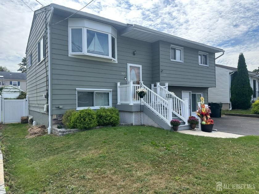 Beautifully kept home ready for its new owner! This  allows for - Beach Home for sale in Old Bridge, New Jersey on Beachhouse.com