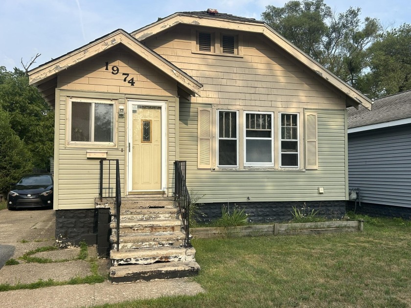 JUST REDUCED! OPPORTUNITY KNOCKS! Priced below assessed value - Beach Home for sale in Muskegon, Michigan on Beachhouse.com