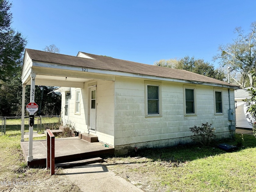 Calling all investors! This cottage is located in the heart of - Beach Home for sale in Biloxi, Mississippi on Beachhouse.com