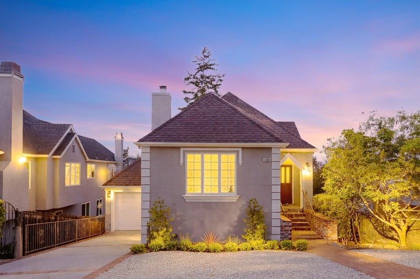 Gorgeous home with 3 bed plus an office in Eastern Addition - Beach Home for sale in Burlingame, California on Beachhouse.com