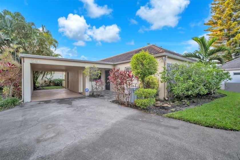 Welcome to Emerald Green Villas Section 2! This bright and - Beach Condo for sale in Hollywood, Florida on Beachhouse.com