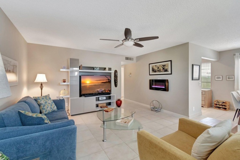 Welcome to this charming 2-bedroom, 2-bathroom condo in the 55+ - Beach Condo for sale in Delray Beach, Florida on Beachhouse.com