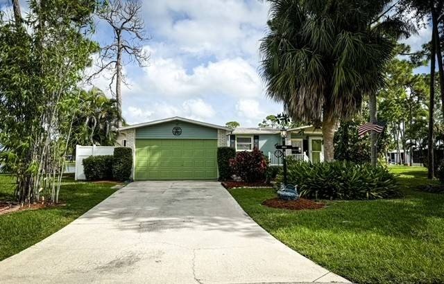 THANKSGIVING SPECIAL! PRICE LISTED IS $10,000 OFF! This charming - Beach Home for sale in North Fort Myers, Florida on Beachhouse.com