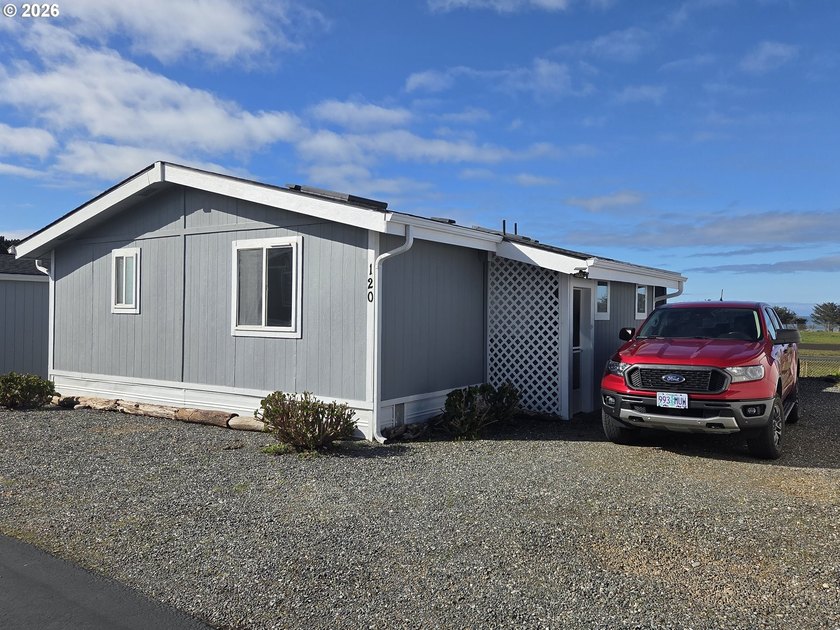 Ocean Views & Easy Coastal Living!Enjoy beautiful ocean views - Beach Home for sale in Gold Beach, Oregon on Beachhouse.com