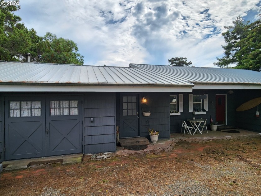 LAKE FRONT HOME - READY TO MOVE IN! Discover the ultimate blend - Beach Home for sale in Port Orford, Oregon on Beachhouse.com