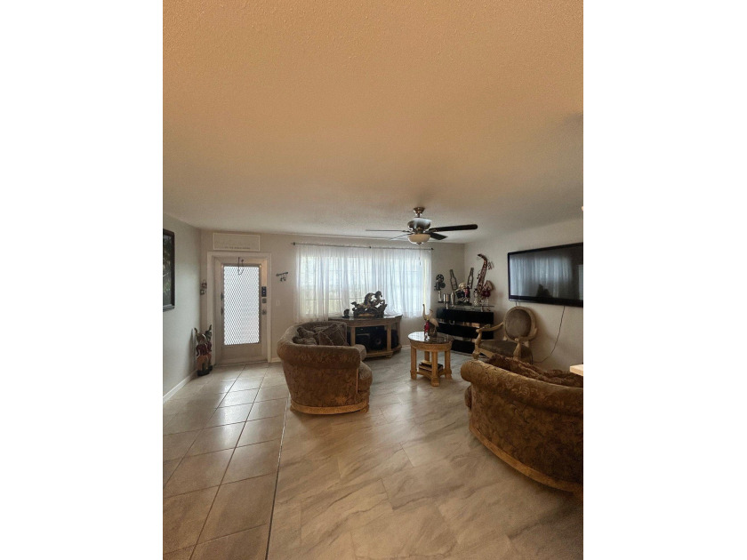 Beautifully renovated corner condo on the first floor! Enjoy a - Beach Condo for sale in West Palm Beach, Florida on Beachhouse.com