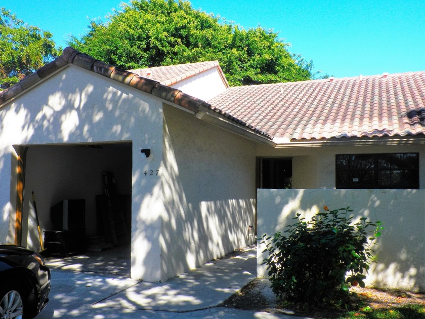 PERFECTLY LOCATED , UPDATED 2/2 VILLA IN VERY GOOD CONDITION IN - Beach Home for sale in Boca Raton, Florida on Beachhouse.com