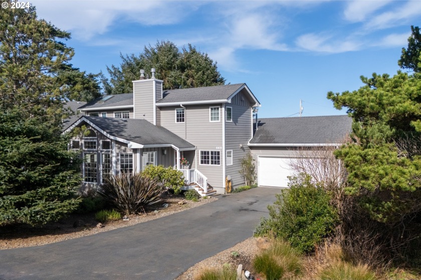 Welcome to 465 SW Edgewater, a meticulously renovated home - Beach Home for sale in Depoe Bay, Oregon on Beachhouse.com