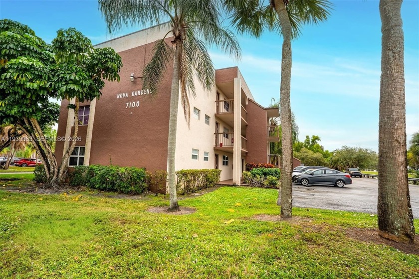 Renovated 2 Bed/2 Bath Condo With Large Bedrooms. Updated - Beach Condo for sale in Davie, Florida on Beachhouse.com
