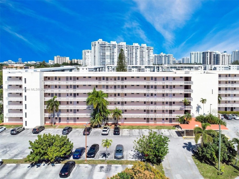 Looking for a great deal? Here it is. This is a great unit that - Beach Condo for sale in Aventura, Florida on Beachhouse.com