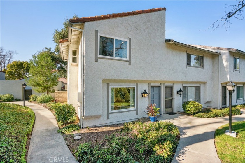 Nestled within the esteemed Los Robles Townhomes, this - Beach Townhome/Townhouse for sale in Thousand Oaks, California on Beachhouse.com