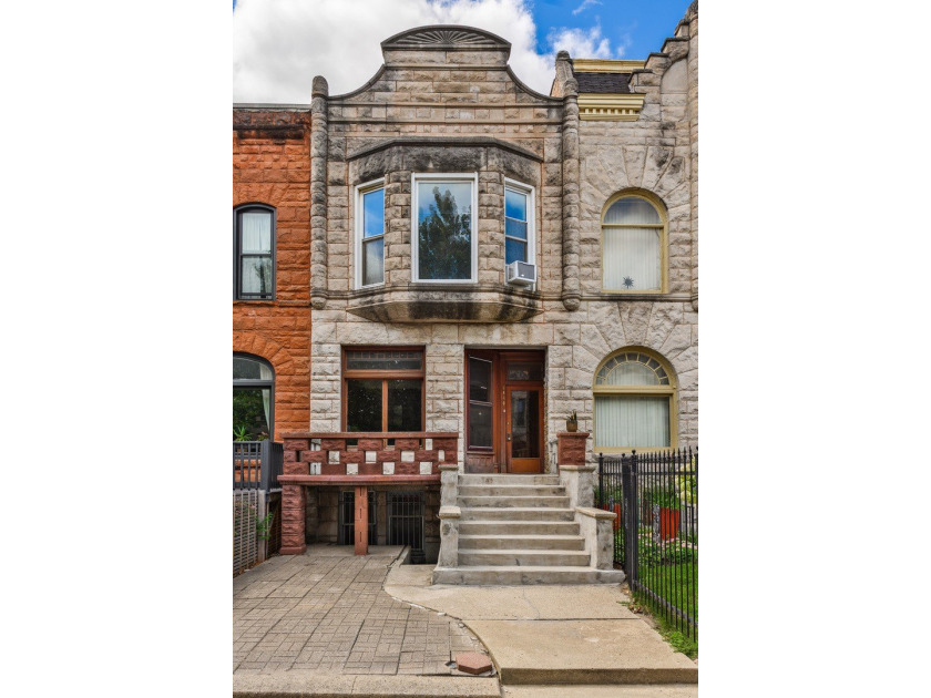 Great opportunity to live on Berkeley Ave.Bring your contractors - Beach Home for sale in Chicago, Illinois on Beachhouse.com