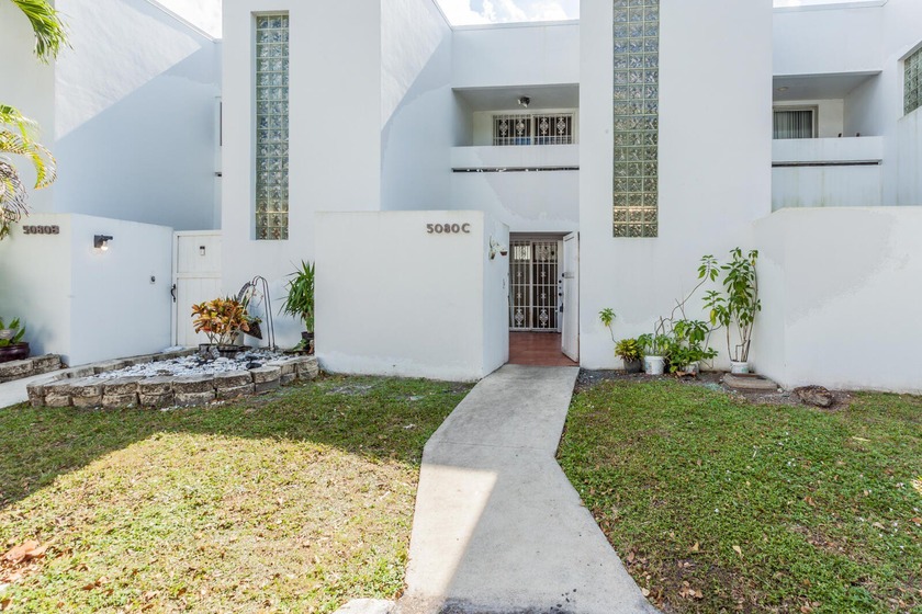 GREAT INVESTMENT OPPORTUNITY OR PERFECT STARTER HOME!This - Beach Townhome/Townhouse for sale in West Palm Beach, Florida on Beachhouse.com