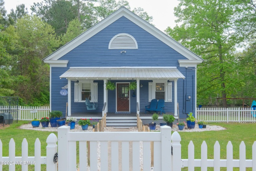 Welcome to this adorable bungalow on the water! This home offers - Beach Home for sale in Edenton, North Carolina on Beachhouse.com