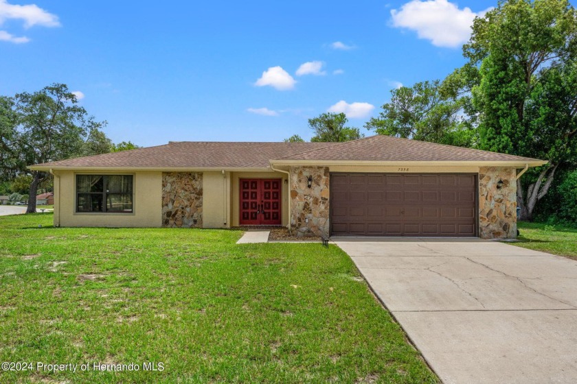 CUTE 2BED 2BATH 2CAR OVERSIZED CORNER LOT HOME IN THE HEATHER! A - Beach Home for sale in Weeki Wachee, Florida on Beachhouse.com