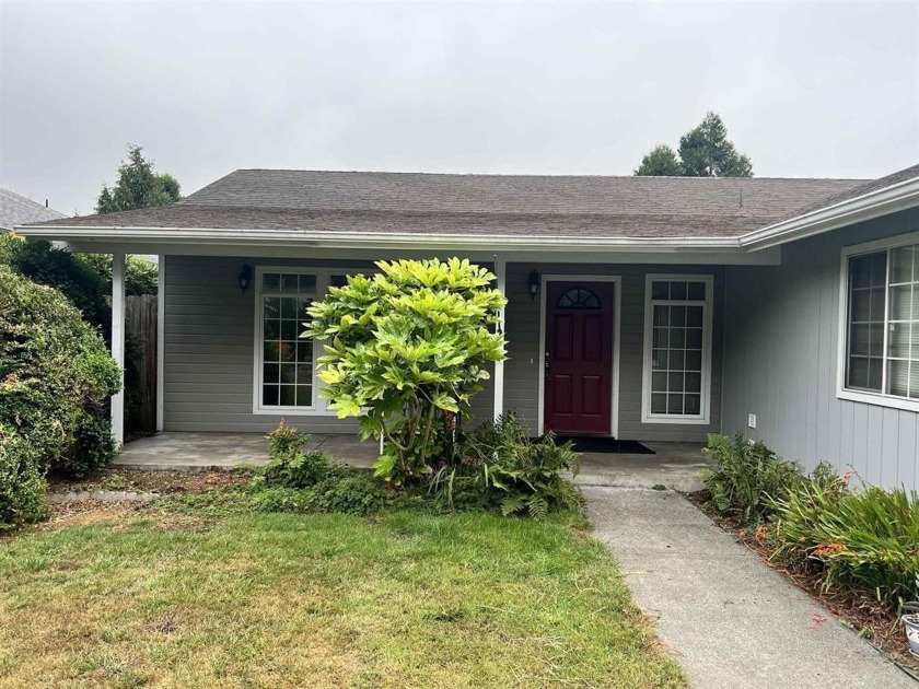 Come check out this move in ready home. There are 3 bedrooms and - Beach Home for sale in Crescent City, California on Beachhouse.com