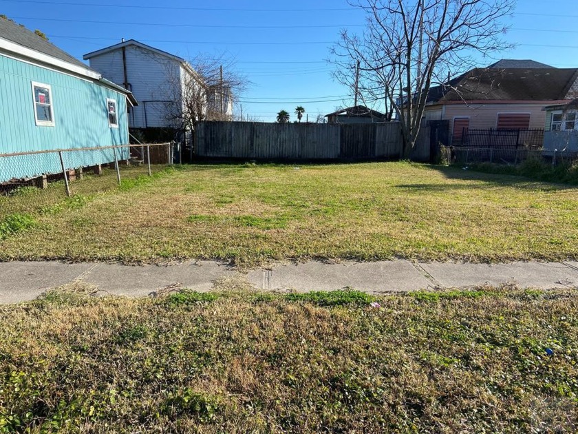 Cleared lot in central location near Broadway. Lots of - Beach Lot for sale in Galveston, Texas on Beachhouse.com