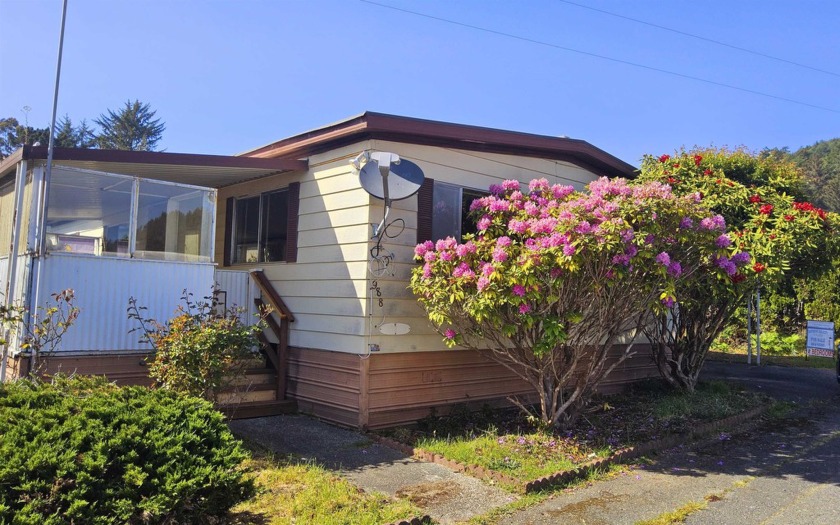 Step into spacious comfort with this inviting double-wide - Beach Home for sale in Smith River, California on Beachhouse.com