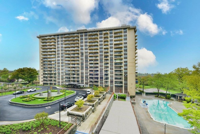 Mid floor, all new, south facing large 1 bedroom unit with - Beach Condo for sale in Bayside, New York on Beachhouse.com