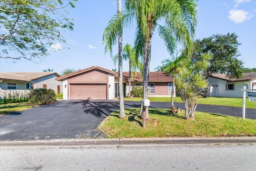 Come see this large 3 bed, 2.5 bath 2,247 SQFT single-family - Beach Home for sale in Tamarac, Florida on Beachhouse.com