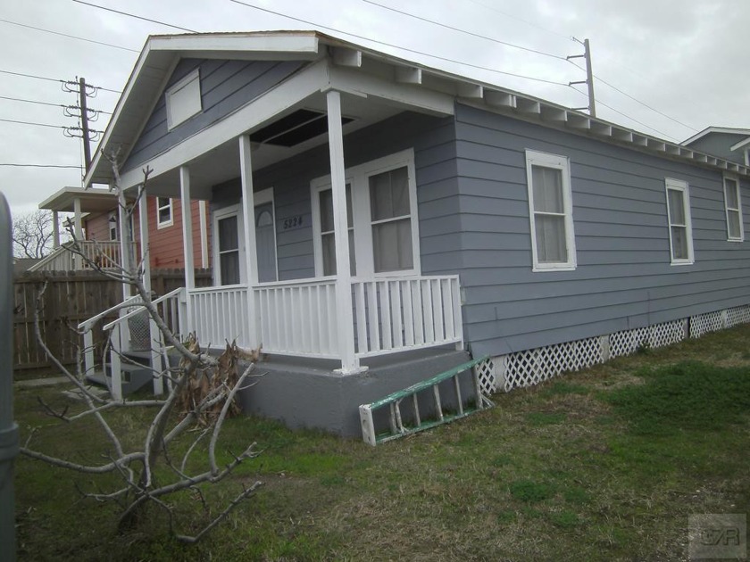3 bedroom 1 1/2 bath front house with central air and heat - Beach Lot for sale in Galveston, Texas on Beachhouse.com