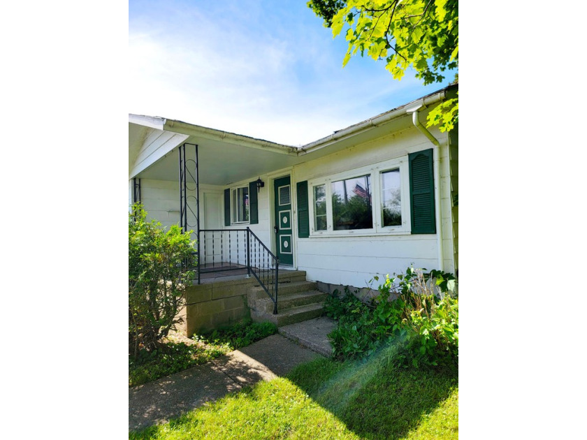 This home previously used as a dentist office is a fixer-upper - Beach Home for sale in Onekama, Michigan on Beachhouse.com