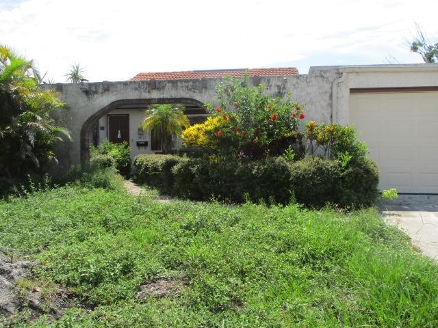 Lake front property - 3 bedrooms, 2 bath, 1 car garage with pool - Beach Home for sale in New Port Richey, Florida on Beachhouse.com