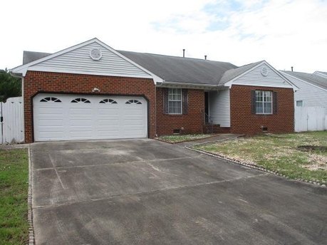 Rancher with 2 car attached garage, formal living room, family - Beach Home for sale in Chesapeake, Virginia on Beachhouse.com