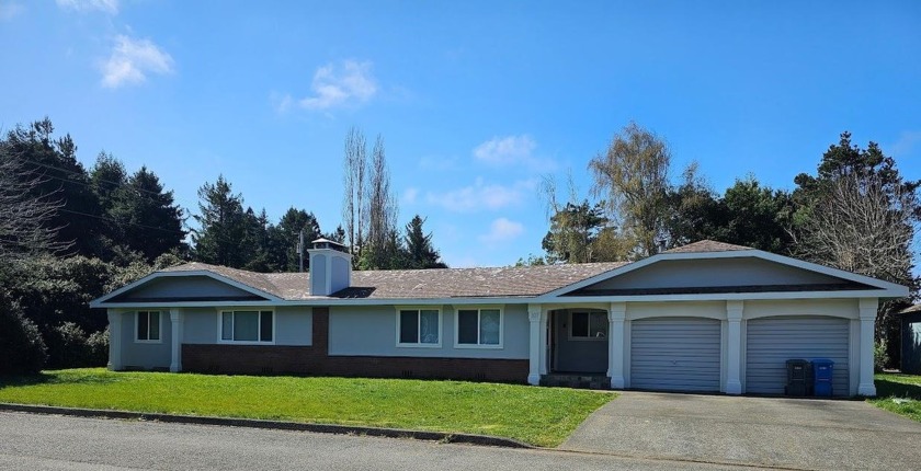 This home is perfect for the growing family. With 3B & 2B it - Beach Home for sale in Crescent City, California on Beachhouse.com
