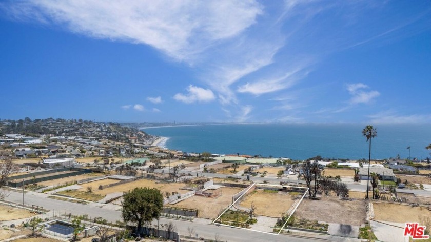 Panoramic ocean views, a prized flat lot, and an unbeatable - Beach Lot for sale in Malibu, California on Beachhouse.com