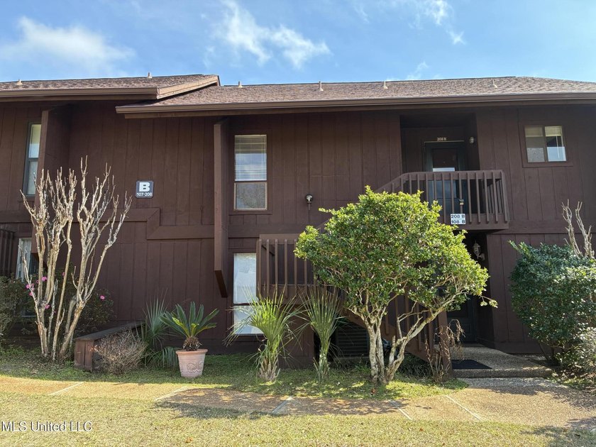 HUGE PRICE REDUCTION! Two bedroom condo on the golf course with - Beach Condo for sale in Diamondhead, Mississippi on Beachhouse.com