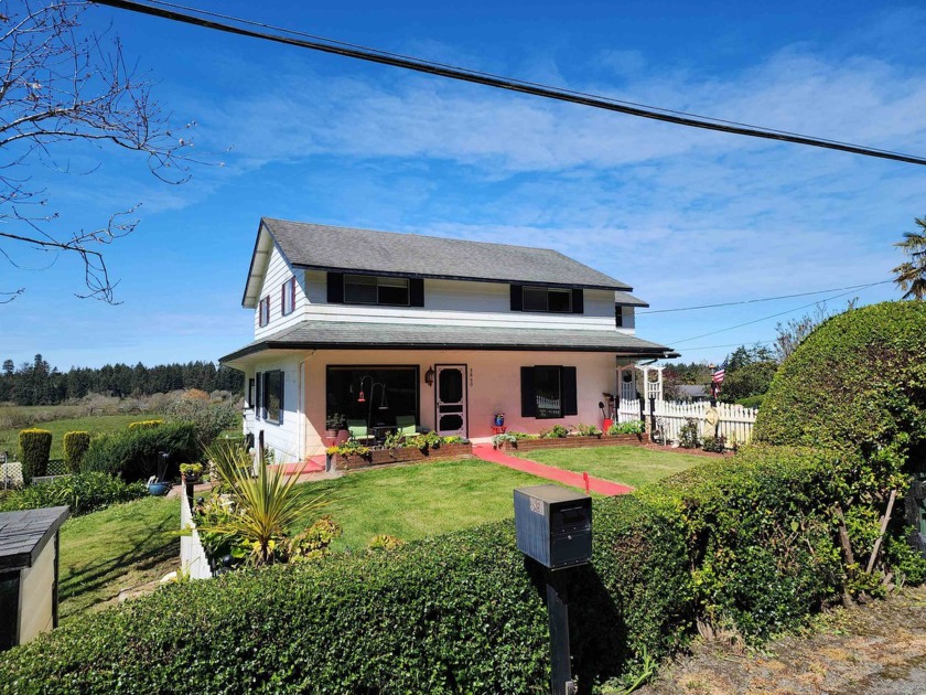Charming country farmhouse! Embrace the peacefulness of country - Beach Home for sale in Crescent City, California on Beachhouse.com