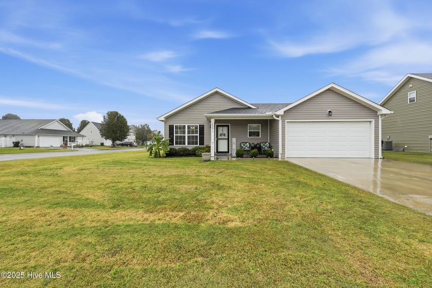 Well-maintained home located in the desirable Heron's Ridge - Beach Home for sale in Elizabeth City, North Carolina on Beachhouse.com