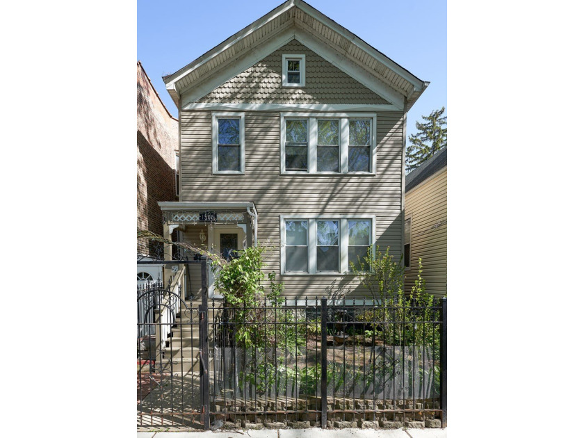 Perfectly positioned in the heart of Edgewater and just steps - Beach Home for sale in Chicago, Illinois on Beachhouse.com