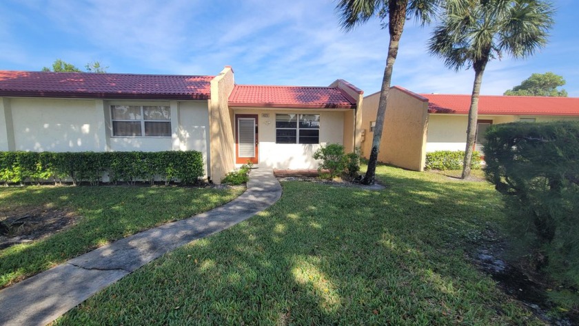 SPACIOUS, UPDATED VILLA, FORMAL DINING RM, STACK WASHER & DRYER - Beach Home for sale in West Palm Beach, Florida on Beachhouse.com