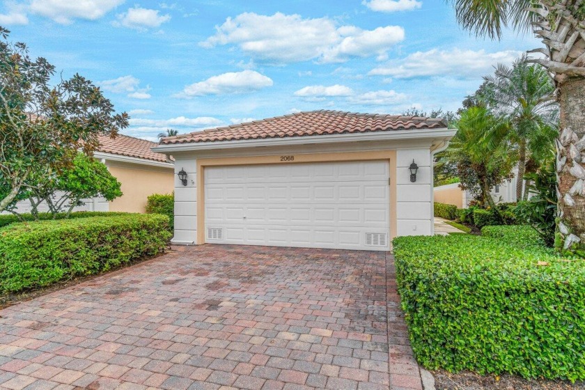 Welcome to this charming 2/2/2 attached villa in the VillageWalk - Beach Home for sale in Wellington, Florida on Beachhouse.com
