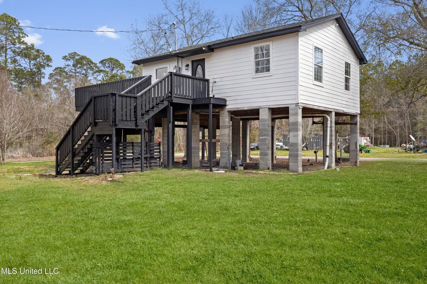 Beautifully remodeled home just 4 miles from the sandy shores of - Beach Home for sale in Bay Saint Louis, Mississippi on Beachhouse.com